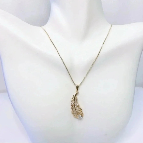 DAINTY Leaf Necklace |Cubic Zirconia Necklace | - Picture 3 of 5